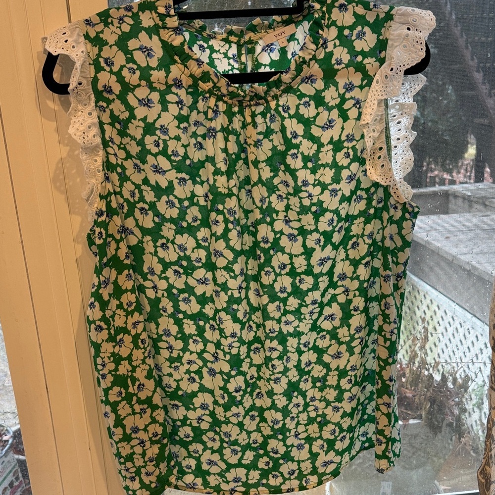 Voy floral Green Blouse with Lace Accents